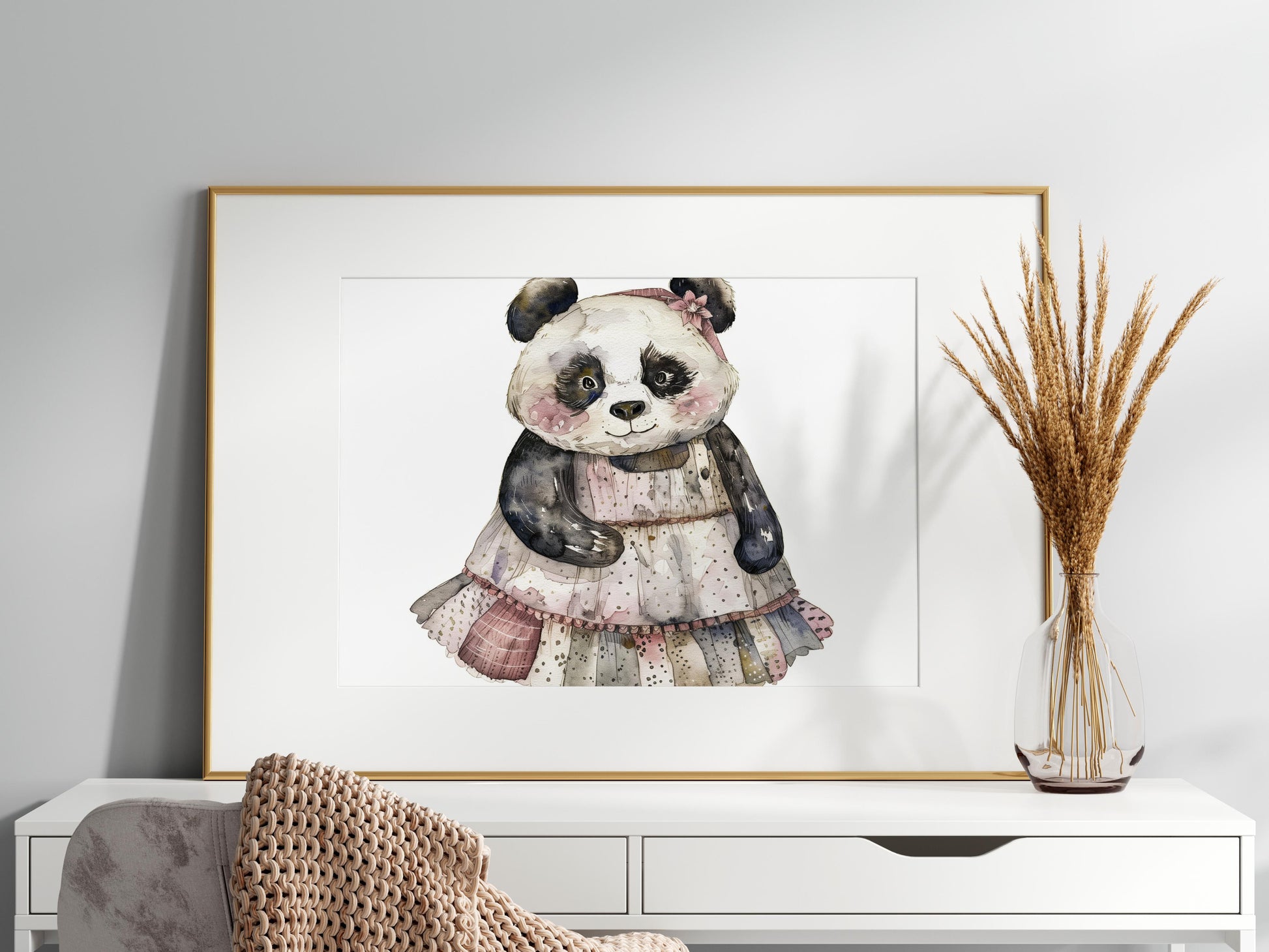 Märchenhafter Panda im Kleid- Panda, mystisch, rosa Wangen, skandinavisch, Mythologie